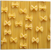 Dibond - Strikjes Pasta - 50x50cm Foto op Aluminium (Met Ophangsysteem)