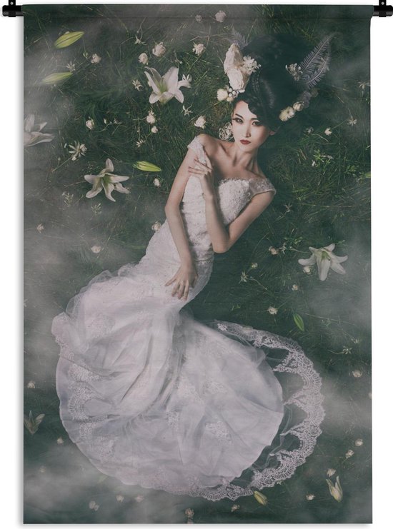 Wandkleed Mens met bloemen - Vrouw in trouwjurk omringd met bloemen Wandkleed katoen 60x90 cm - Wandtapijt met foto