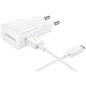 Witte Samsung thuislader met micro USB-kabel aangesloten.