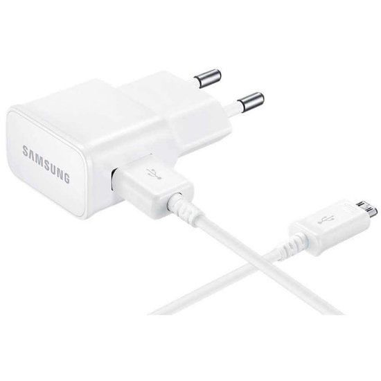 Witte Samsung thuislader met micro USB-kabel aangesloten.