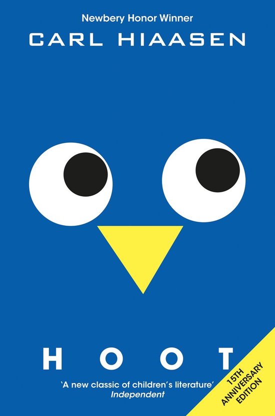 Boekomslag van "Hoot" door Carl Hiaasen, met een blauwe achtergrond en een gele driehoekige snavel en grote witte ogen met zwarte pupillen.