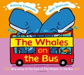 De kaft van 'The Whales on the Bus' met twee blauwe walvissen op een rode dubbeldekker bus. Katrina Charman en Nick Sharratt.