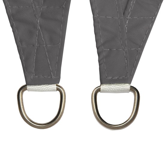 Detail van de antracietkleurige schaduwdoek hoeken met versterking, witte band en metalen D-ringen.
