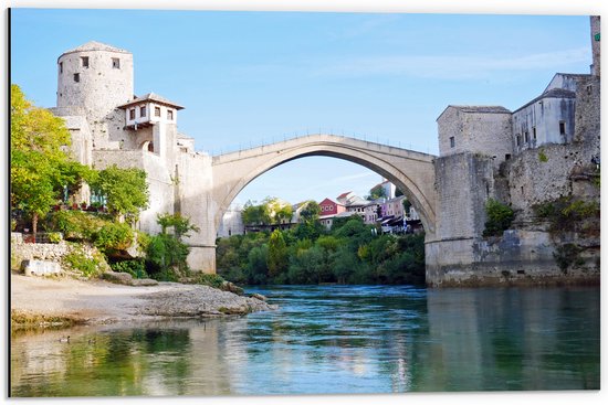 WallClassics - Dibond - Stari Most Brug in Bosnië op Zonnige Dag - 60x40 cm Foto op Aluminium (Met Ophangsysteem)