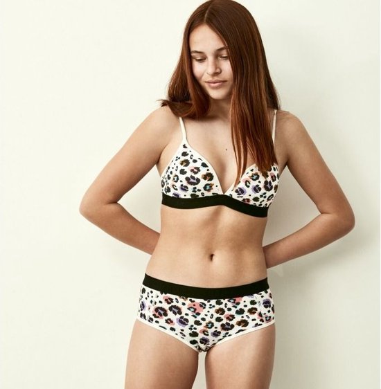 Model draagt witte beugelvrije bh met luipaardprint en zwarte band.