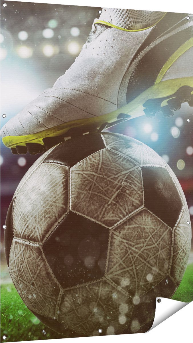 Gards Tuinposter Voetbal Aftrap met de Bal in het Stadion - 100x150 cm - Tuindoek - Tuindecoratie - Wanddecoratie buiten - Tuinschilderij Multikleur