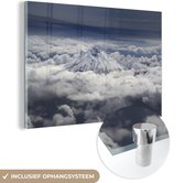 MuchoWow® Glasschilderij 90x60 cm - Schilderij acrylglas - Berg omringt door wolken - Foto op glas - Schilderijen