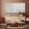 Acrylglas schilderij met witte baksteen textuur, hangend boven een houten kast met patroon, in een woonkamer met bruine muren en fauteuils.