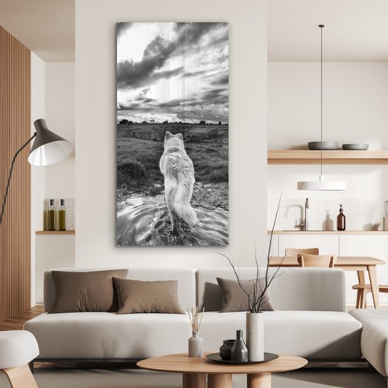 MuchoWow® Glasschilderij 80x160 cm - Schilderij acrylglas - Wolf uitkijkend over landschap in zwart-wit - Foto op glas - Schilderijen