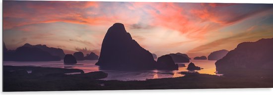 WallClassics - Dibond - Silhouet van Landschap Gevuld met Bergen onder Zachtkleurige Lucht - 120x40 cm Foto op Aluminium (Wanddecoratie van metaal)