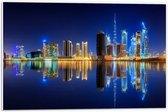 PVC Schuimplaat- Skyline van Dubai met Weerspiegeling in de Zee, Qatar - 60x40 cm Foto op PVC Schuimplaat