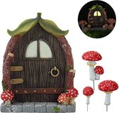 Une petite maisonnette de gnome en bois marron avec un toit de feuilles vertes, entourée de champignons rouges.
