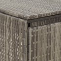 Detail van de grijze polyrotan textuur van een containerberging.