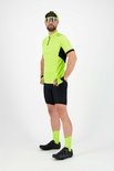 Man staat naar voren, poseert met handen op heupen. Draagt fluorgeel fietsshirt met zwarte mouwen en zijkanten, zwarte fietsbroek, groene sokken en schoenen.