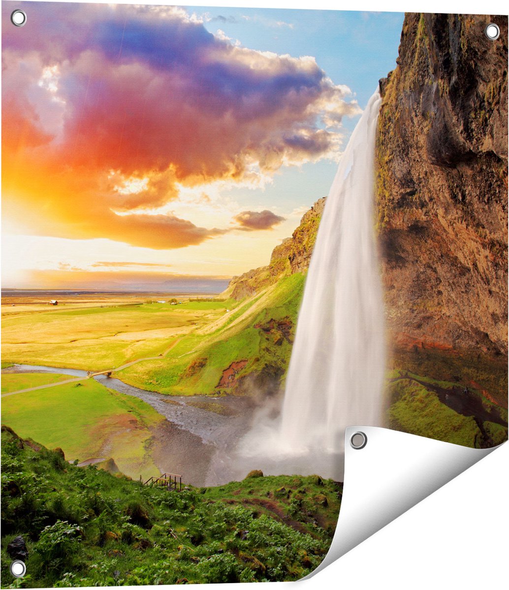 Gards Tuinposter Waterval in IJsland met Zonsondergang - 60x60 cm - Tuindoek - Tuindecoratie - Wanddecoratie buiten - Tuinschilderij Multikleur