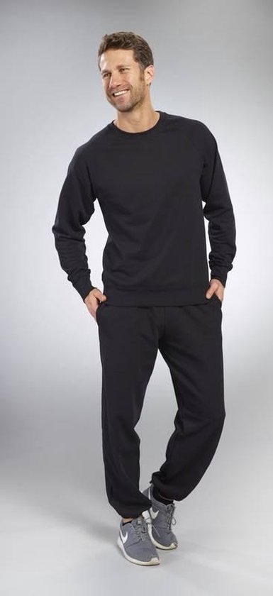 Man draagt een zwarte trui met ronde hals en een zwarte joggingbroek.