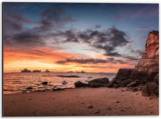 Dibond - Donkere Wolken in de Lucht boven de Zee en het Strand tijdens Zonsondergang - 40x30 cm Foto op Aluminium (Met Ophangsysteem)