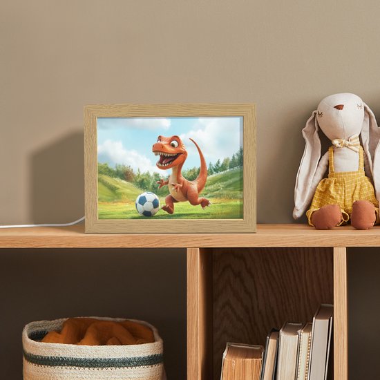 Nachtlampje 20x15 cm - Kinder lampje - Dinosaurus - Oranje - Cartoon - Voetbal - Tafellamp kinderkamer - Slaapkamer lamp - Bedlamp kinderen - Kinderlampje stopcontact - Wandlamp babykamer - Nachtlampjes van Merkloos — afbeelding 3