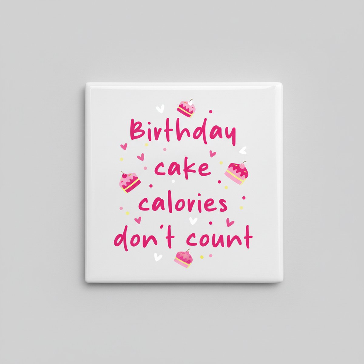 Nevolis Grappige Verjaardag Quote Keramische Tegel “Birthday Cake Calories Don’t Count” – Schattige Roze Feest Wanddecoratie – Decoratieve Tegel 15 × 15 cm Multi Color