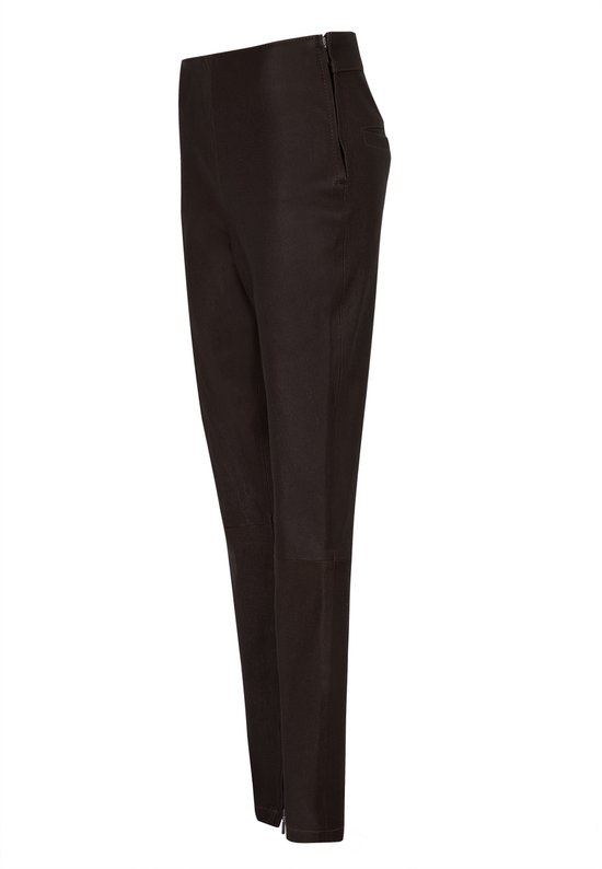 Zijaanzicht van een donkerbruine slim fit broek met rits aan de zijkant.