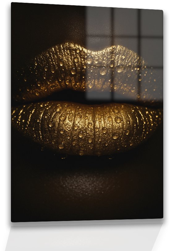Gouden lippen met waterdruppels op een plexiglas schilderij.