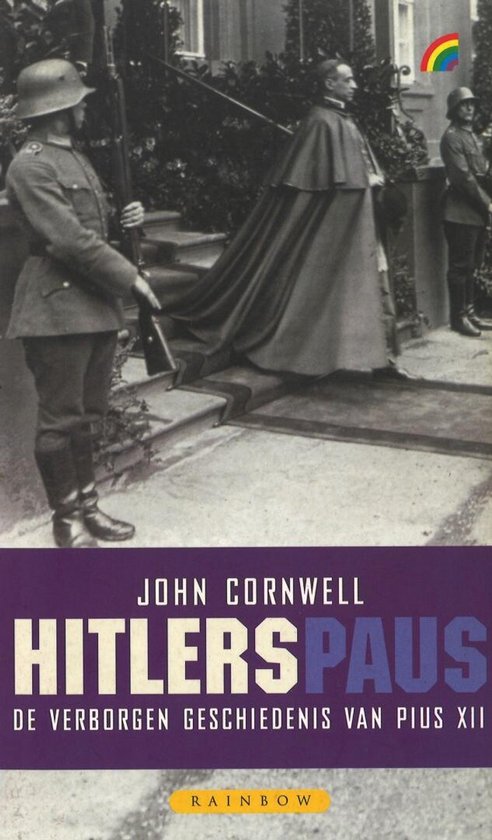 Boekomslag van 'Hitlers paus' met een figuur in een lange mantel, geflankeerd door soldaten.