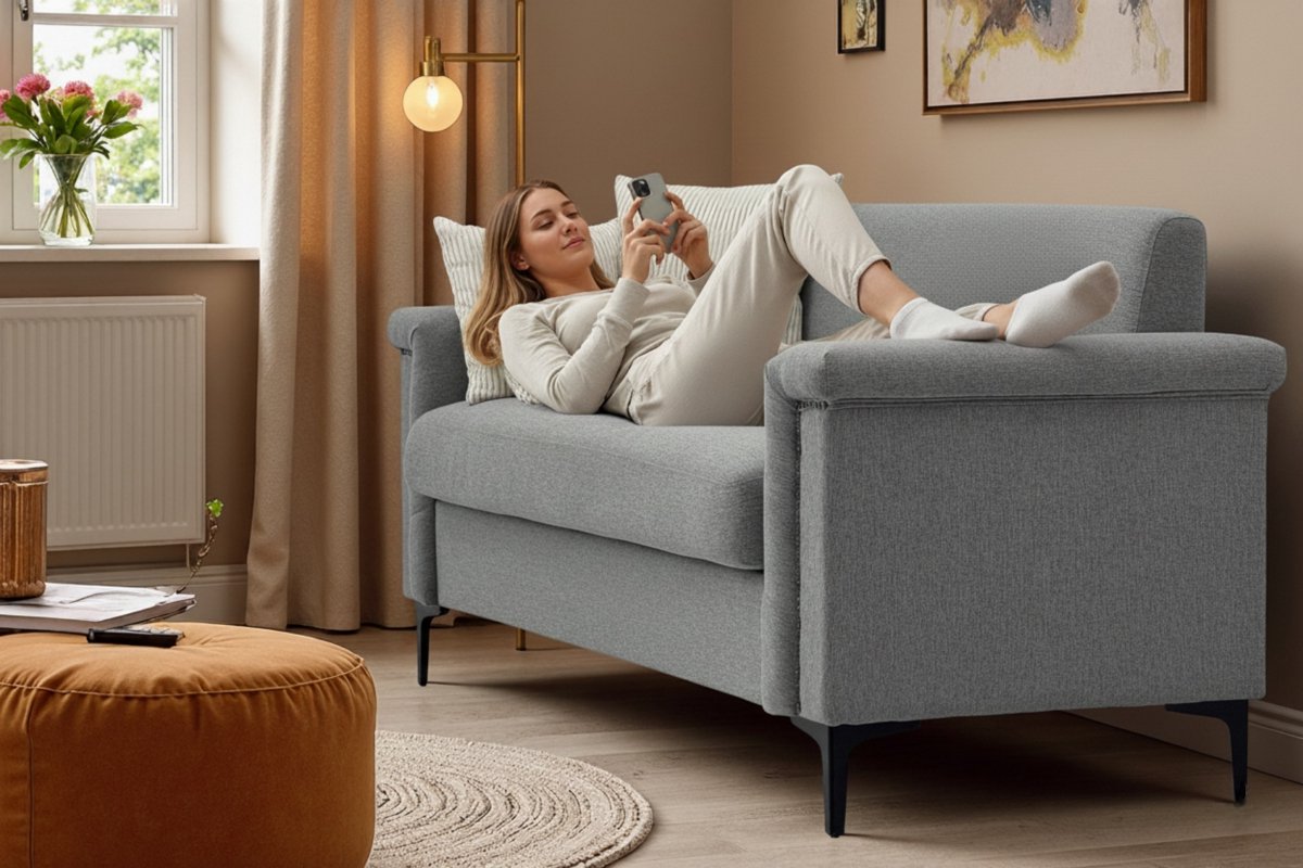 Gutent-Bank Elegante Scandinavische bank – fijne linnen stof, massief houten frame en metalen poten, comfortabel voor een moderne woonkamer.