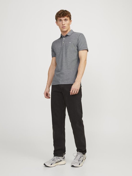 Man met kort golvend blond haar draagt een grijs gemêleerd poloshirt, Jack & Jones.