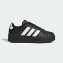 Zwarte damessneaker met platformzool, witte Adidas-strepen op de zijkant en wit hieldetail.