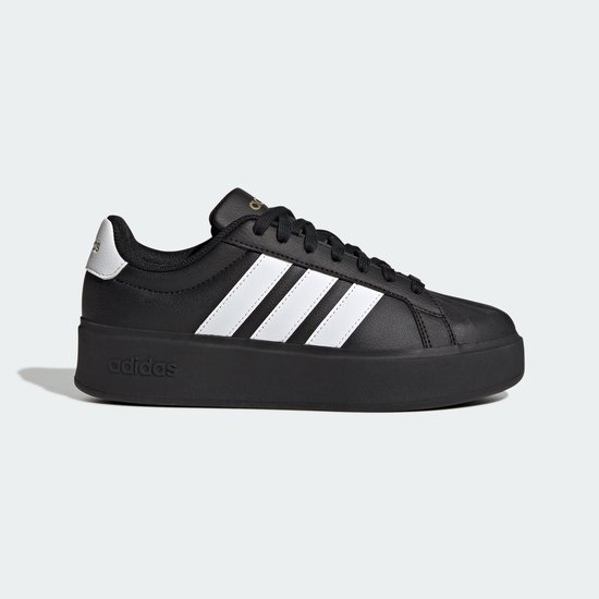 Zwarte damessneaker met platformzool, witte Adidas-strepen op de zijkant en wit hieldetail.