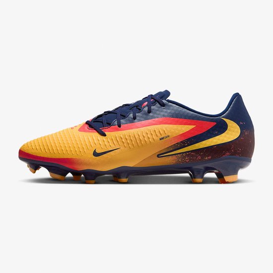 Gele Nike voetbalschoen met donkerblauwe kraag en rode, oranje en gele grafische accenten.