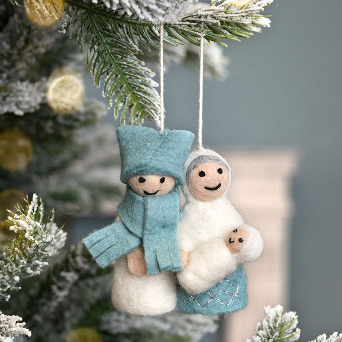 Wolvilt Hanger Jozef & Maria Kerst - IJsblauw&Wit - Fairtrade Homedeco - 13x9cm