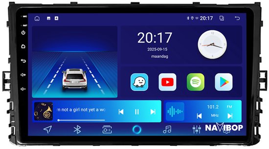 Autoradio Navibop avec horloge, date, icône de voiture, et lecteur de musique avec "n not a girl not yet a wo".