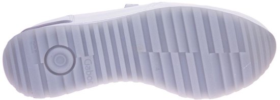 Onderkant van een witte Gabor sneaker met gestreept profiel.