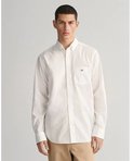 Wit Gant overhemd met geborduurd logo op borstzakje, gedragen door een man met beige broek.