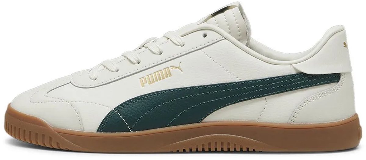 Puma Club 5v5 voetbalschoenen in wit met groene accenten en een gumrubberen zool, casual en verfijnd ontwerp.