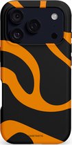 iPhone 17 Pro hoesje met zwart-oranje tijgerprint, met de cameralens.