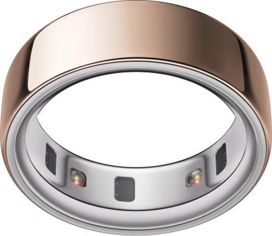 Bague Oura or rose avec intérieur argenté et capteurs. La bague a une finition brillante.
