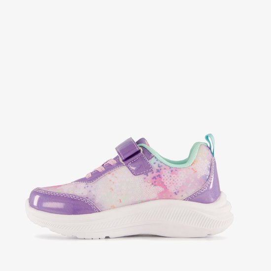 Linker zijaanzicht van paarse sneaker met print en klittenband.