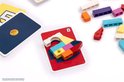 LEGO-steentjes gebouwd op een rode kaart met het nummer 8, spel Brick Like This!.