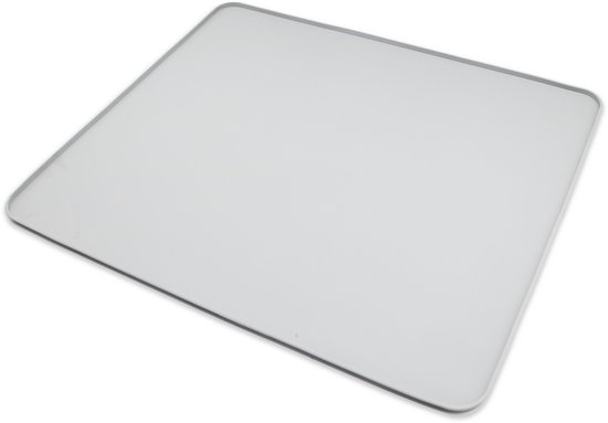 Grijze, vierkante siliconen lekbak met lichte schaduw, op een witte achtergrond.