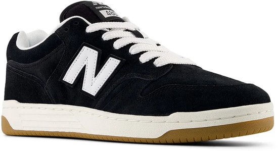 Zwarte suède New Balance sneakers met witte N-logo's, witte veters en bruine zool.