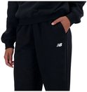 Zwarte New Balance joggingbroek met wit logo op de linkerheup.