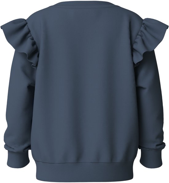 Achterkant blauwe sweater met ruches op de schouders.
