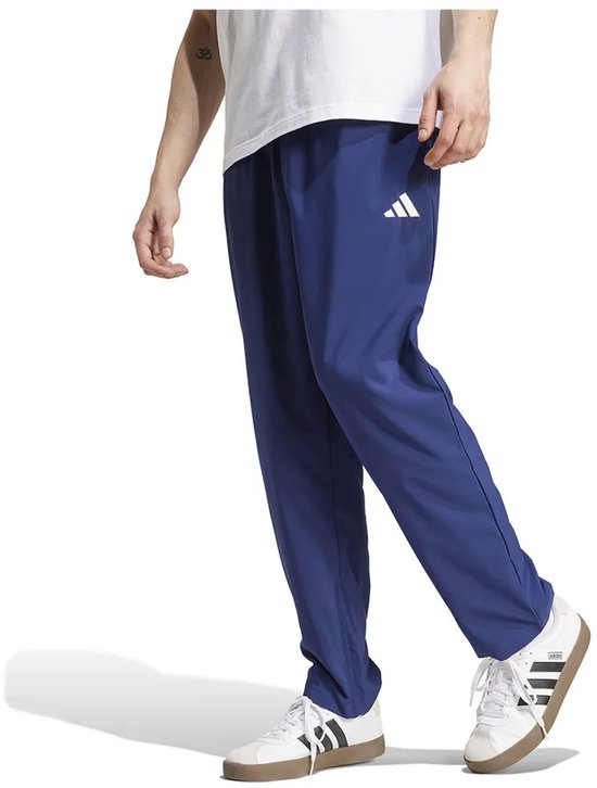 Pantalon d'entraînement Adidas Essentials avec petit logo Stanford en bleu marine.