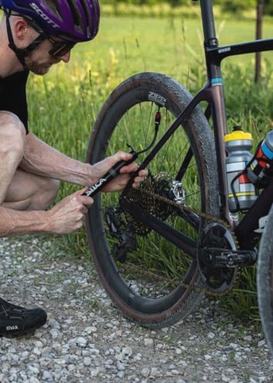 Mini fiets pomp voor gravel en off-road gebruik met hoog volume en isolerende handgreep — afbeelding 4