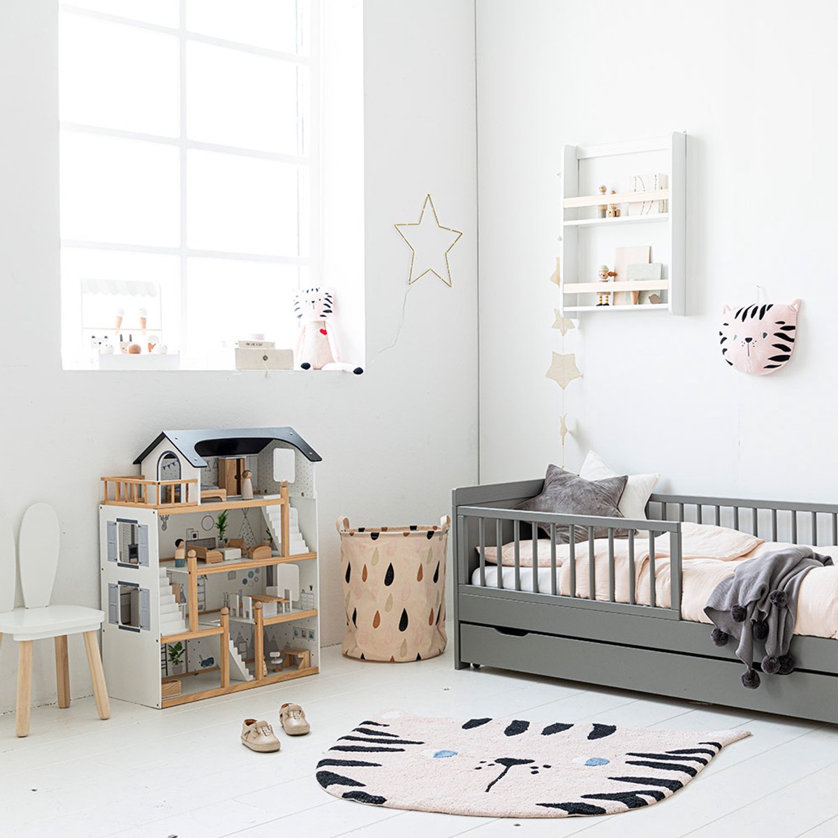 Petite Amélie Houten Poppenhuis - Zwart, grijs en wit - H.80 cm - Incl. 19 Poppenhuis Meubels – Voor een moderne speelwereld vol avonturen — afbeelding 15