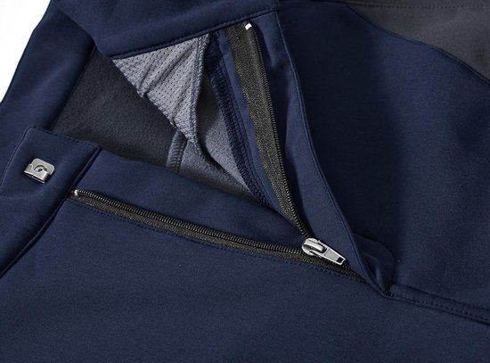Sluiting van de donkerblauwe outdoorbroek met open rits, grijs netmateriaal en fleece voering.