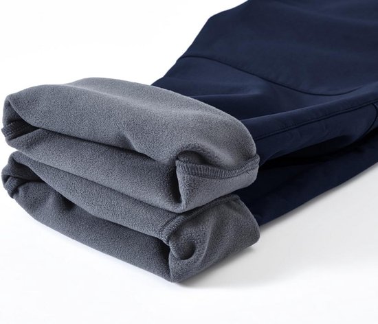 Gedetailleerde close-up van de donkerblauwe outdoorbroek, die de dikke grijze fleece voering laat zien.