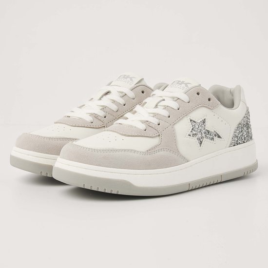 Wit leren sneakers met lichtgrijze suède overlays. Op de zijkant zit een glitterster en op de hiel een glitterdetail.